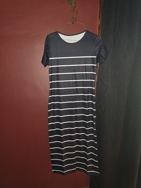 Women's Black and White Striped Short-Sleeve Midi Dress